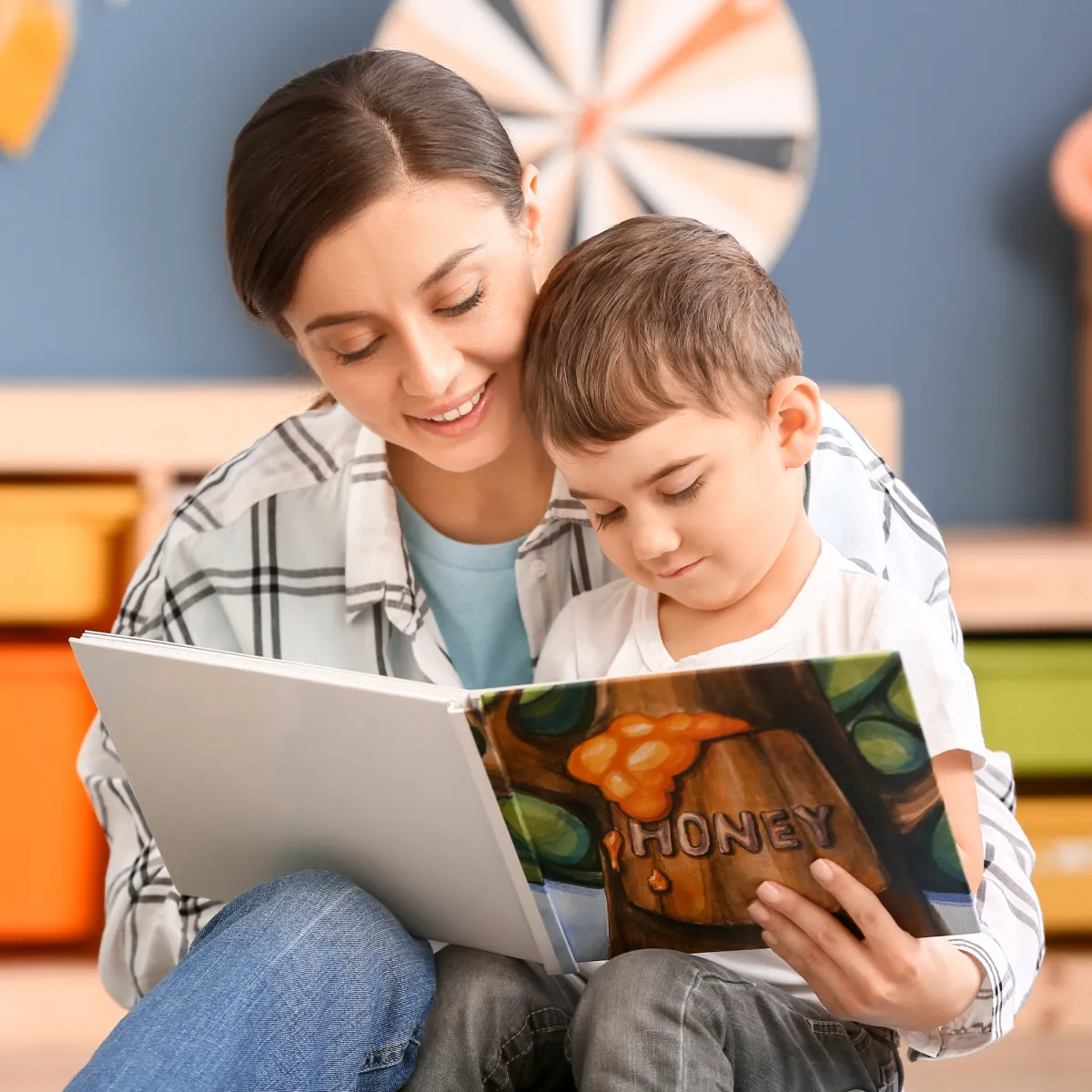 Un’insegnante legge un libro illustrato a un bambino
